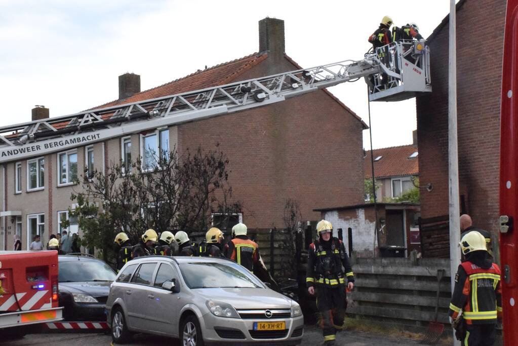 Enorme vlammenzee bij brand in schuur