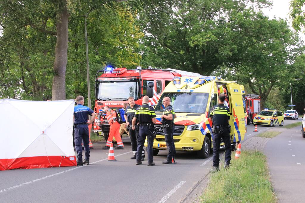 Auto belandt op zijn kant in weiland