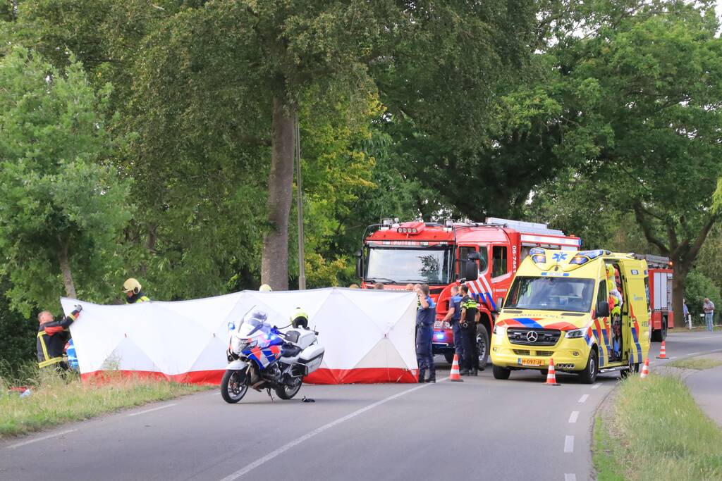 Auto belandt op zijn kant in weiland