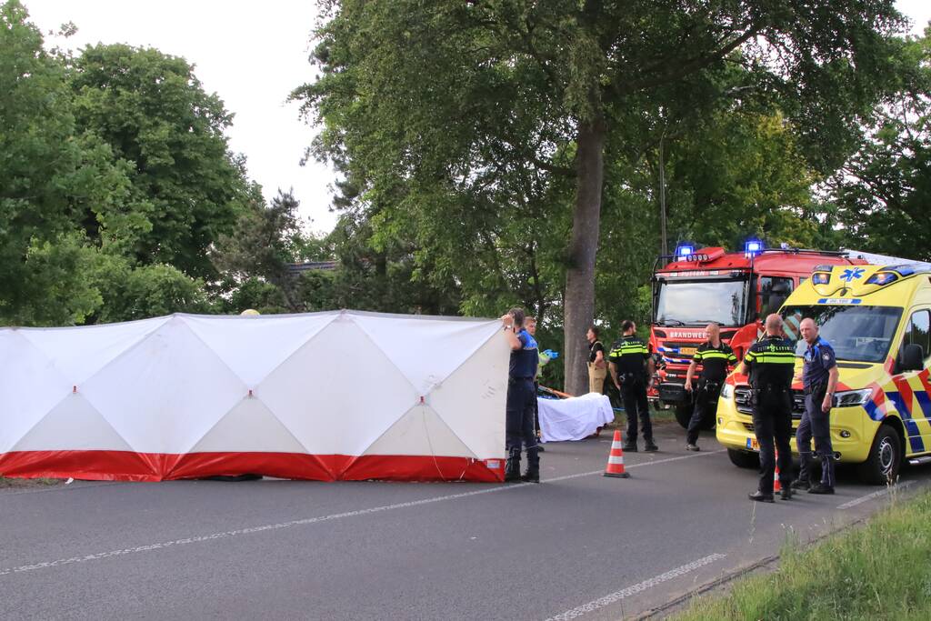 Auto belandt op zijn kant in weiland