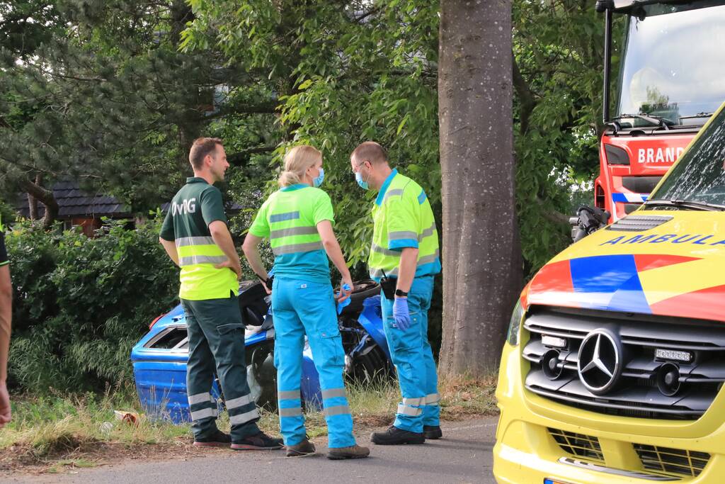 Auto belandt op zijn kant in weiland