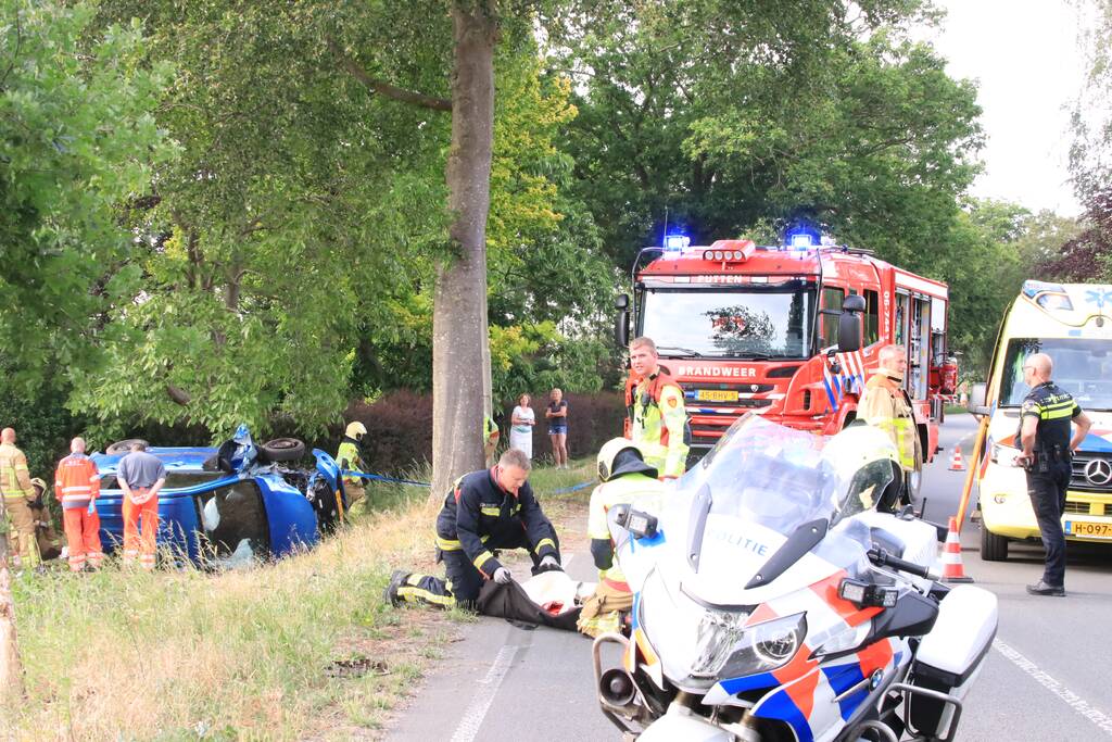 Auto belandt op zijn kant in weiland