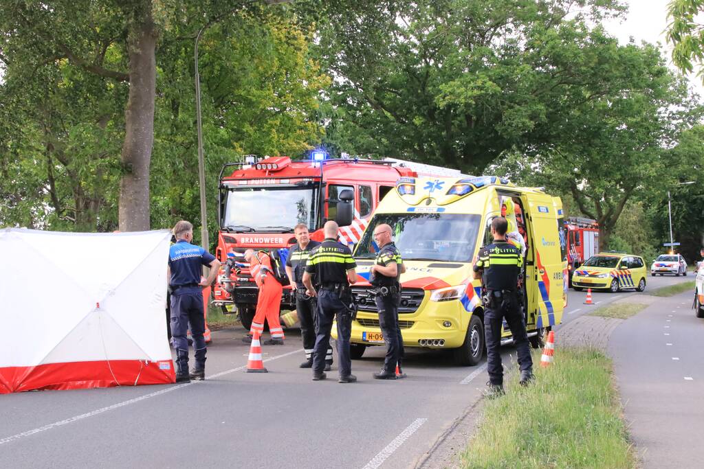 Auto belandt op zijn kant in weiland