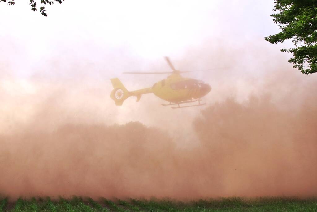 Auto belandt op zijn kant in weiland