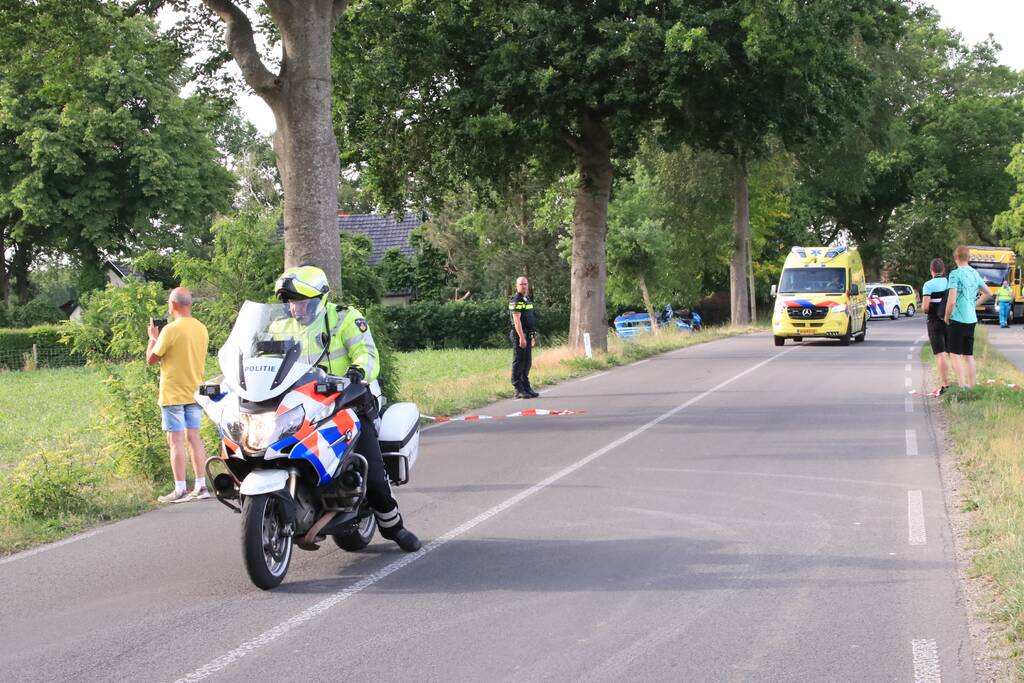 Auto belandt op zijn kant in weiland