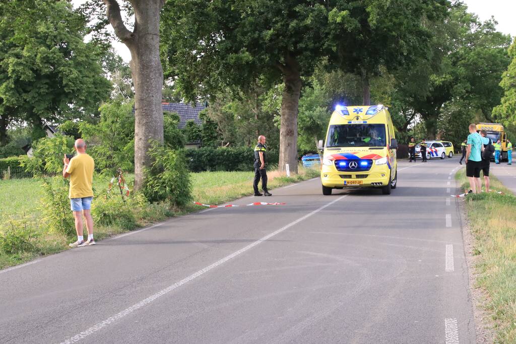 Auto belandt op zijn kant in weiland