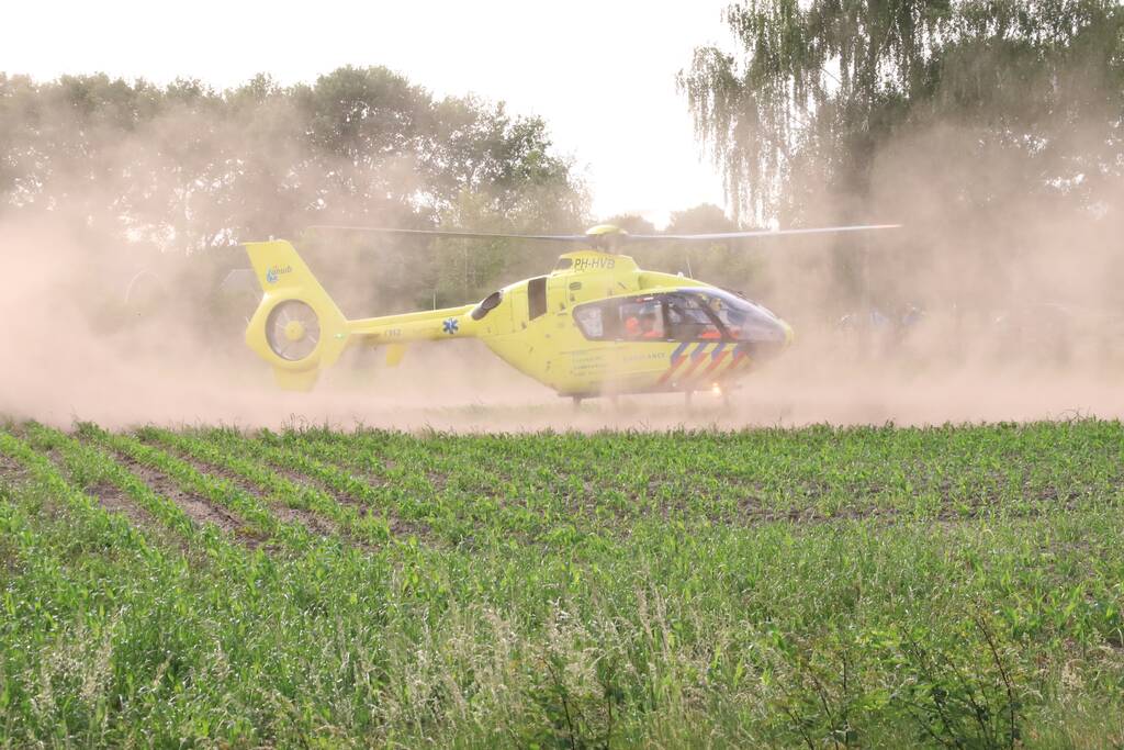Auto belandt op zijn kant in weiland