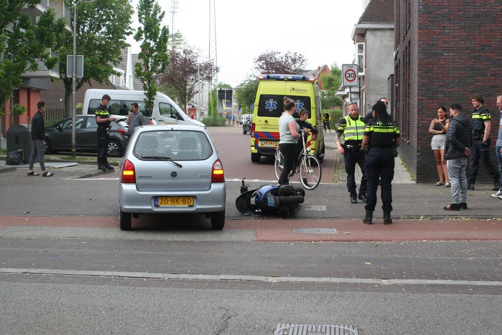 Afslaande automobilist rijdt scooterrijder aan