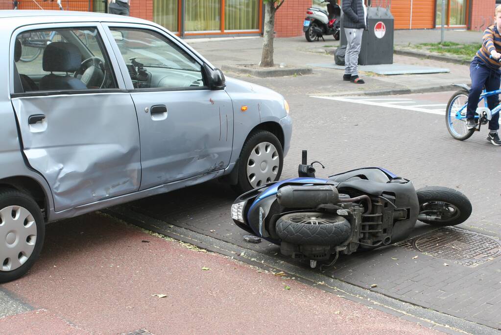 Afslaande automobilist rijdt scooterrijder aan