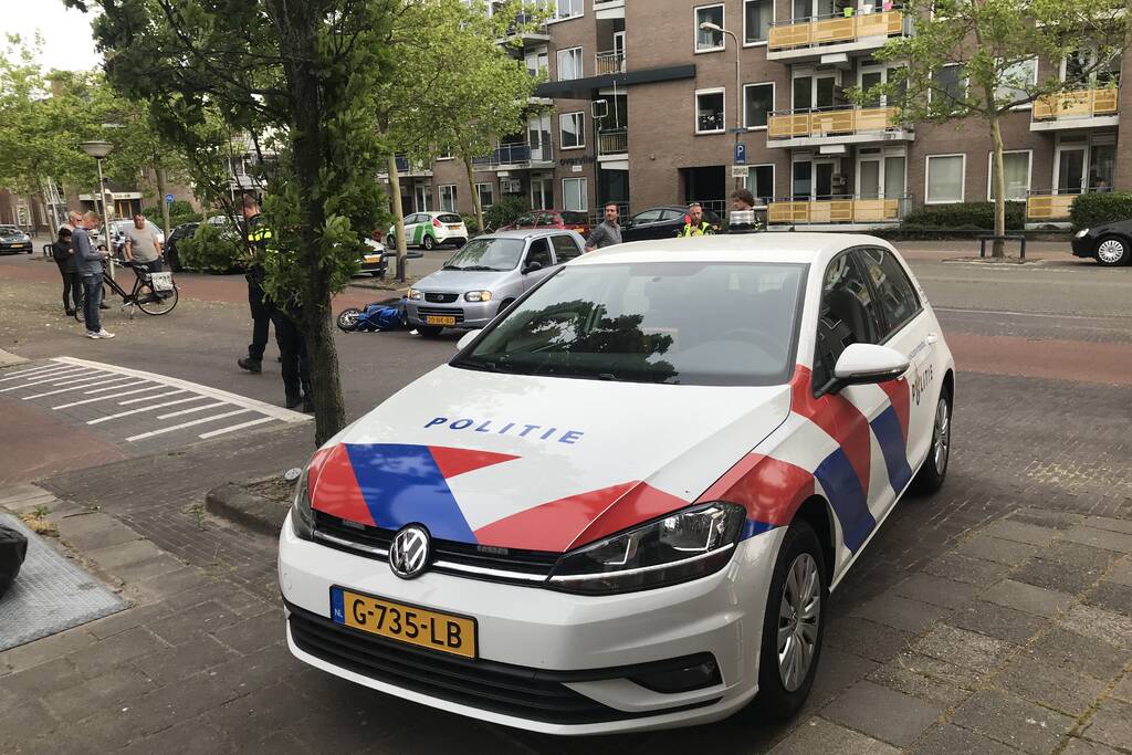 Afslaande automobilist rijdt scooterrijder aan