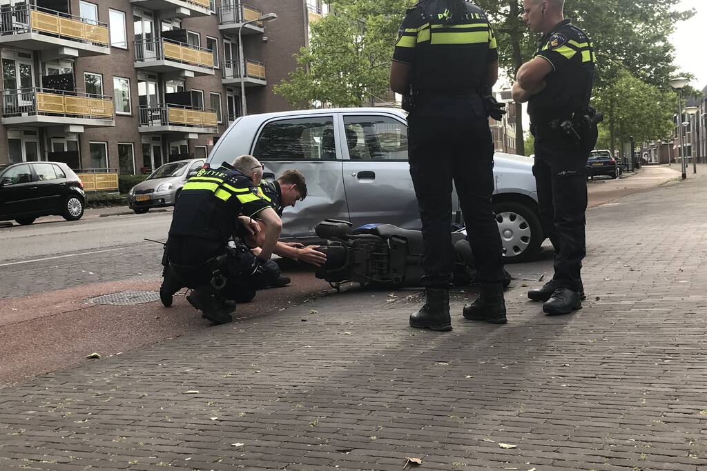 Afslaande automobilist rijdt scooterrijder aan