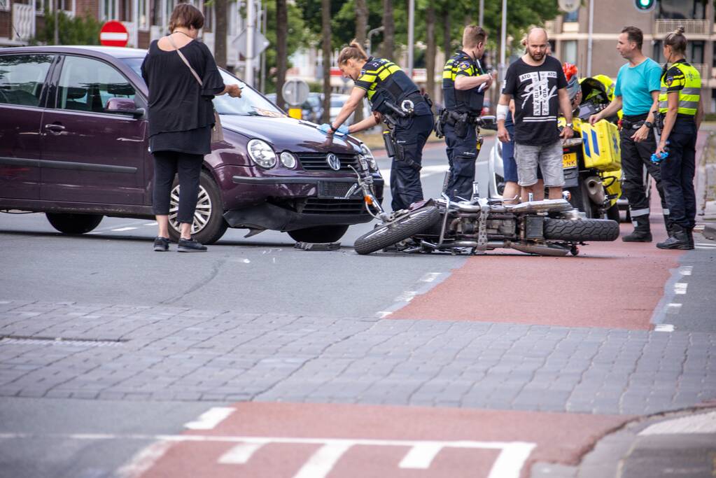 Motorrijder gewond na botsing met auto