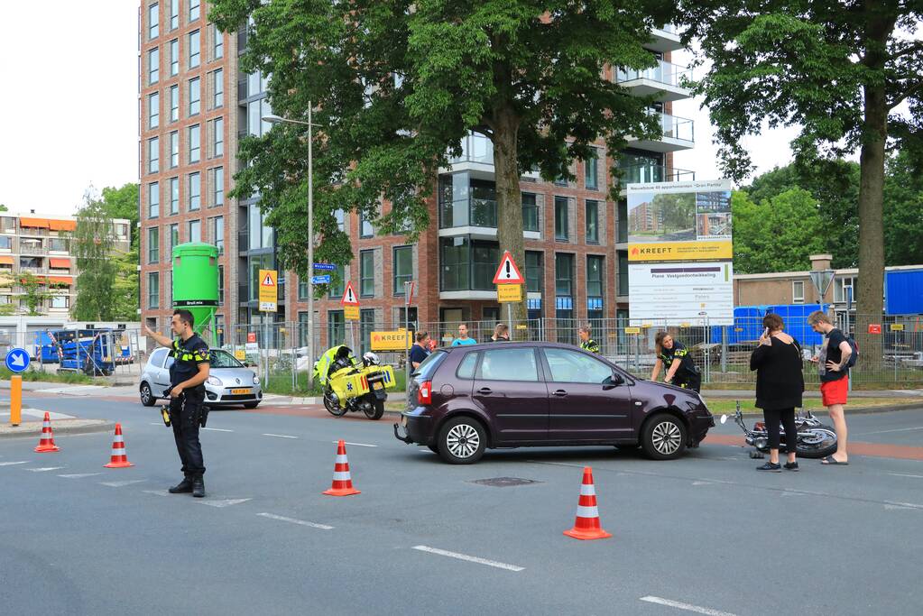 Motorrijder gewond na botsing met auto