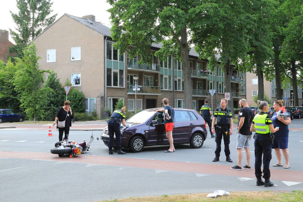 Motorrijder gewond na botsing met auto