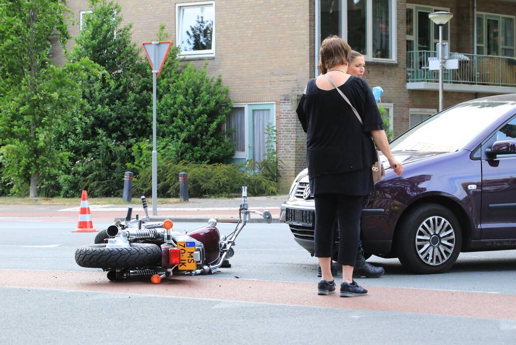 Motorrijder gewond na botsing met auto