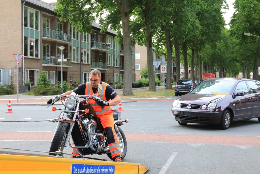 Motorrijder gewond na botsing met auto