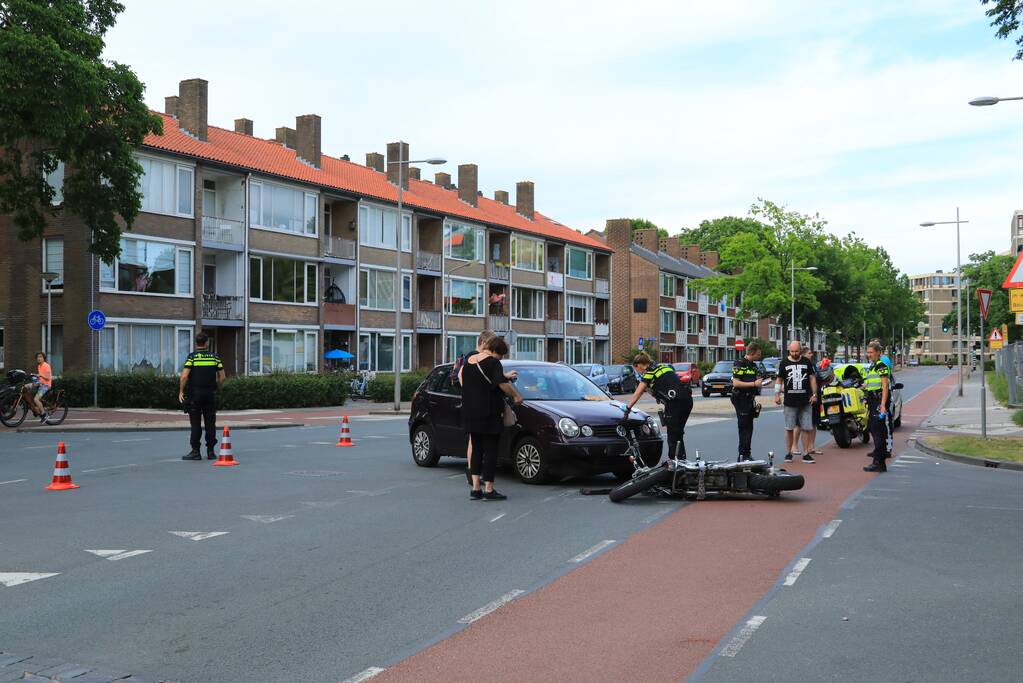 Motorrijder gewond na botsing met auto
