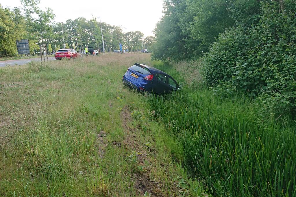 Personenauto belandt in sloot