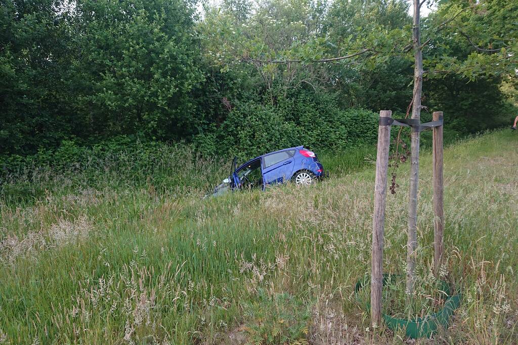 Personenauto belandt in sloot