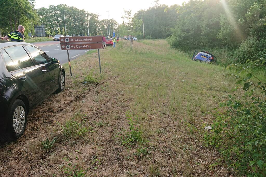 Personenauto belandt in sloot