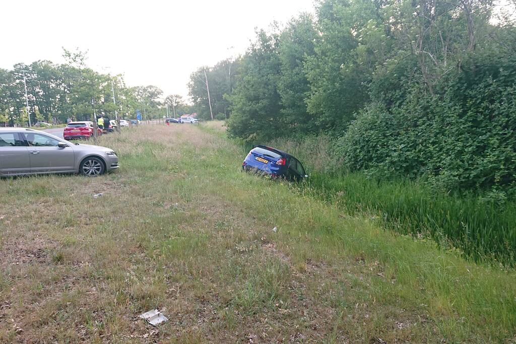 Personenauto belandt in sloot