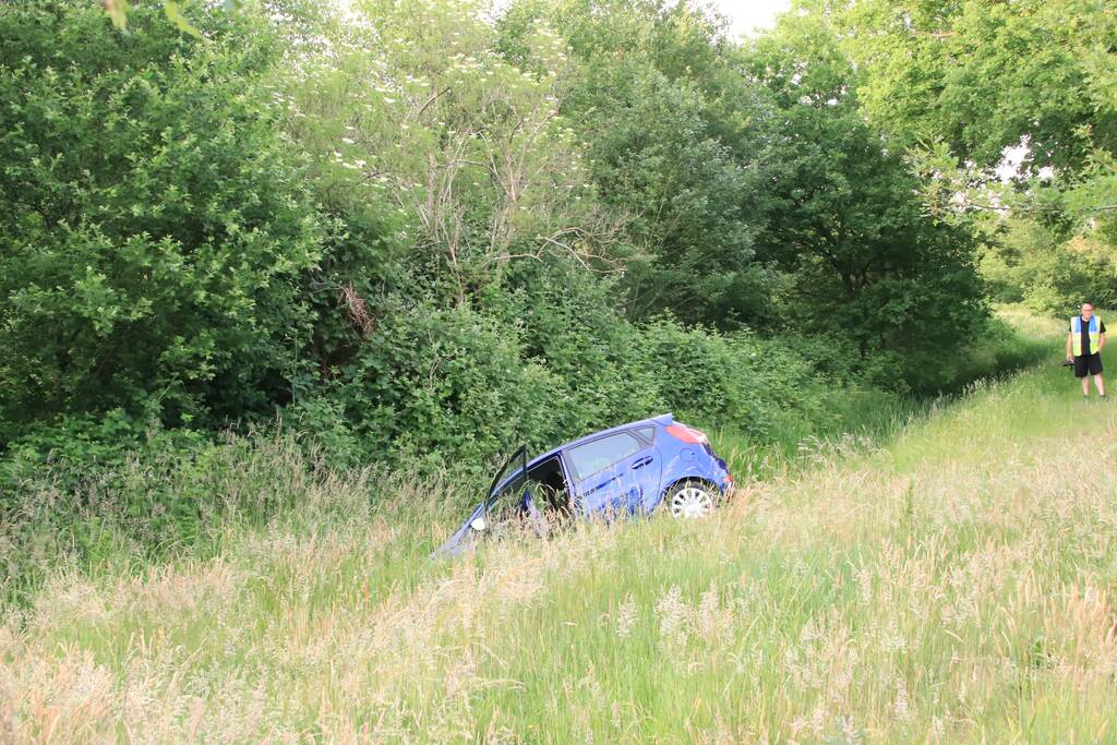 Personenauto belandt in sloot