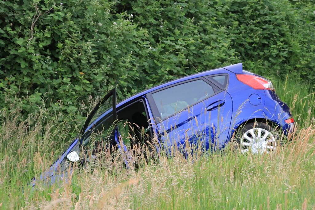 Personenauto belandt in sloot