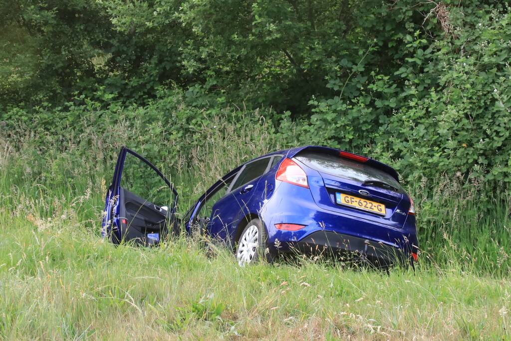 Personenauto belandt in sloot