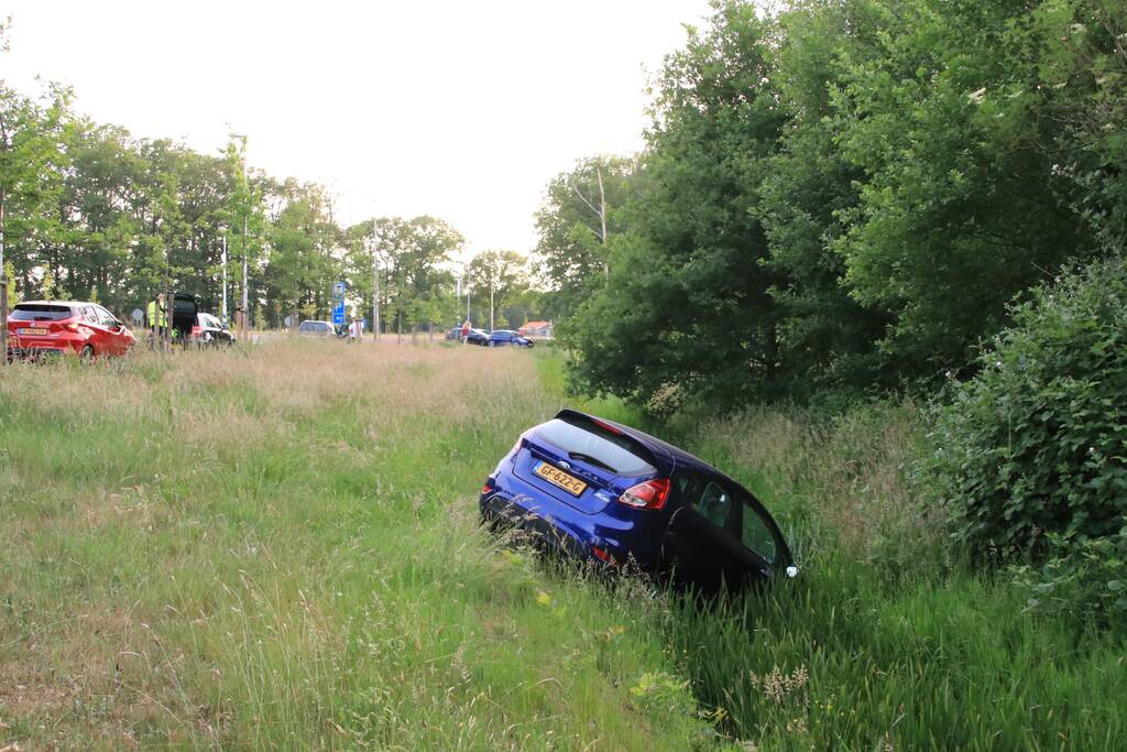 Personenauto belandt in sloot