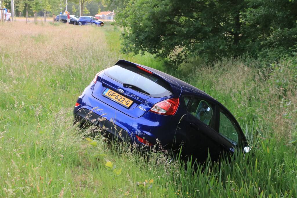 Personenauto belandt in sloot