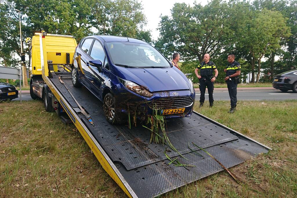 Personenauto belandt in sloot