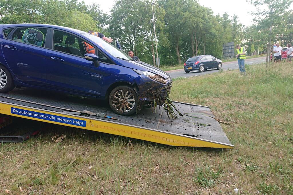 Personenauto belandt in sloot