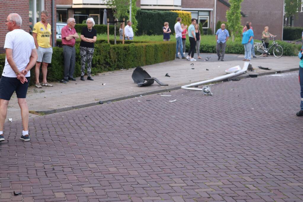 Automobilist rijdt lantaarnpaal uit de grond