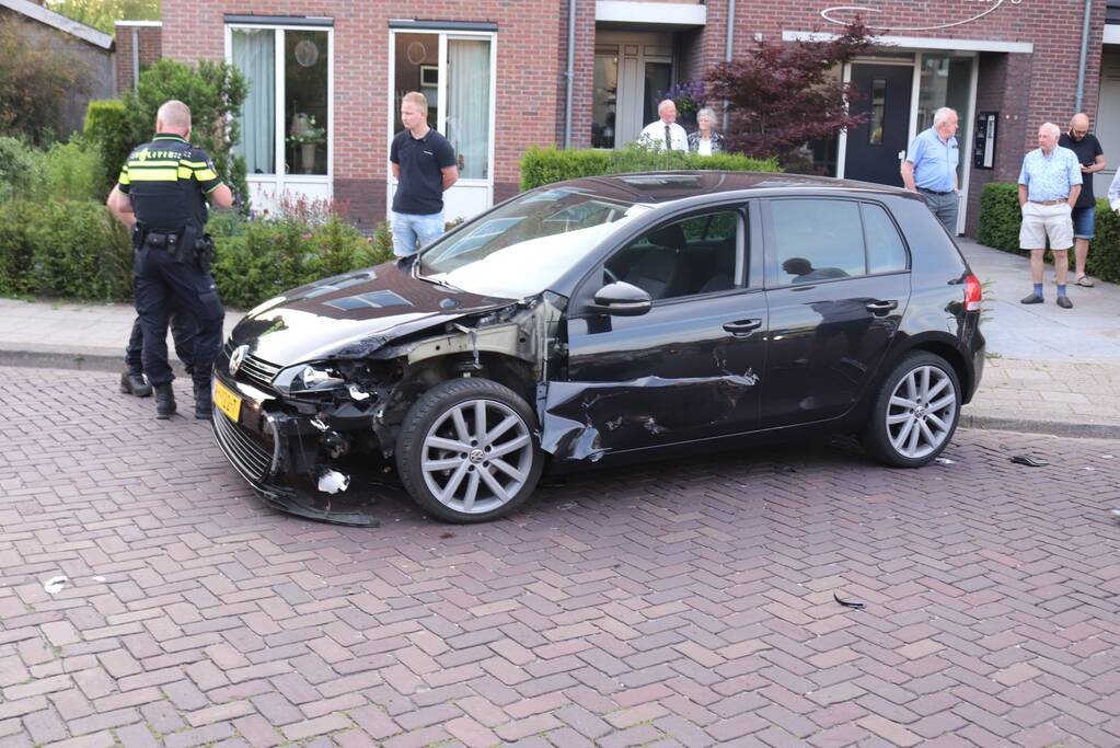 Automobilist rijdt lantaarnpaal uit de grond