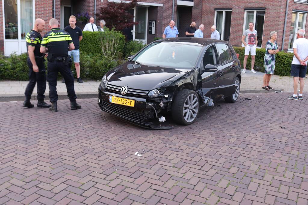 Automobilist rijdt lantaarnpaal uit de grond