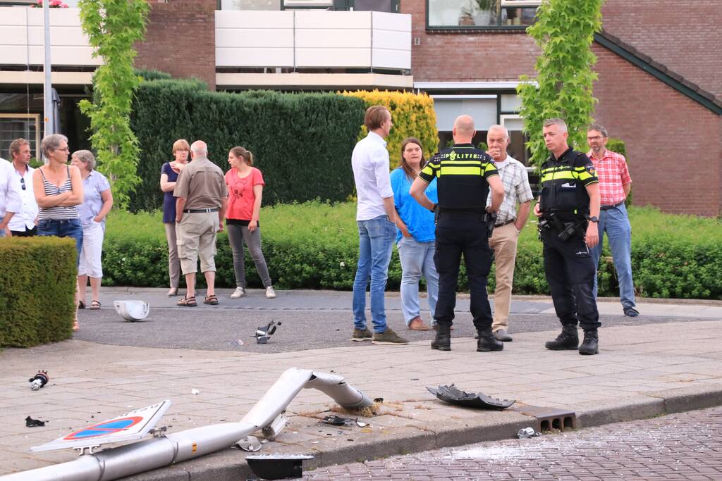 Automobilist rijdt lantaarnpaal uit de grond
