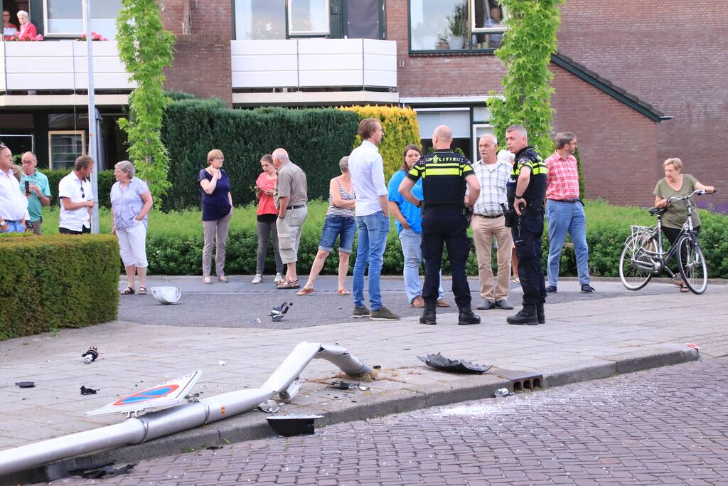 Automobilist rijdt lantaarnpaal uit de grond