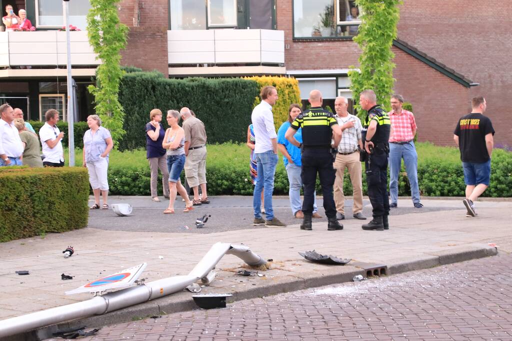 Automobilist rijdt lantaarnpaal uit de grond