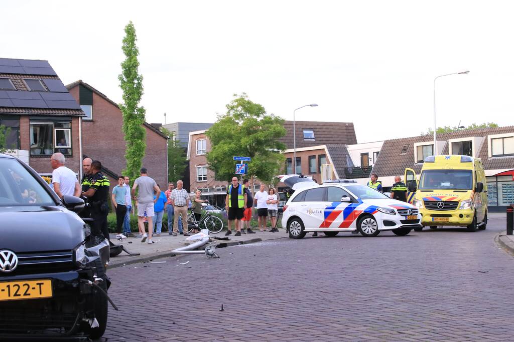 Automobilist rijdt lantaarnpaal uit de grond