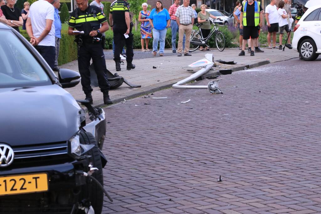 Automobilist rijdt lantaarnpaal uit de grond