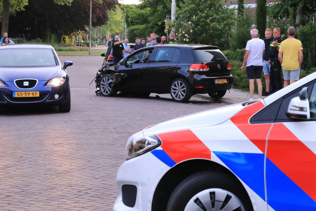 Automobilist rijdt lantaarnpaal uit de grond