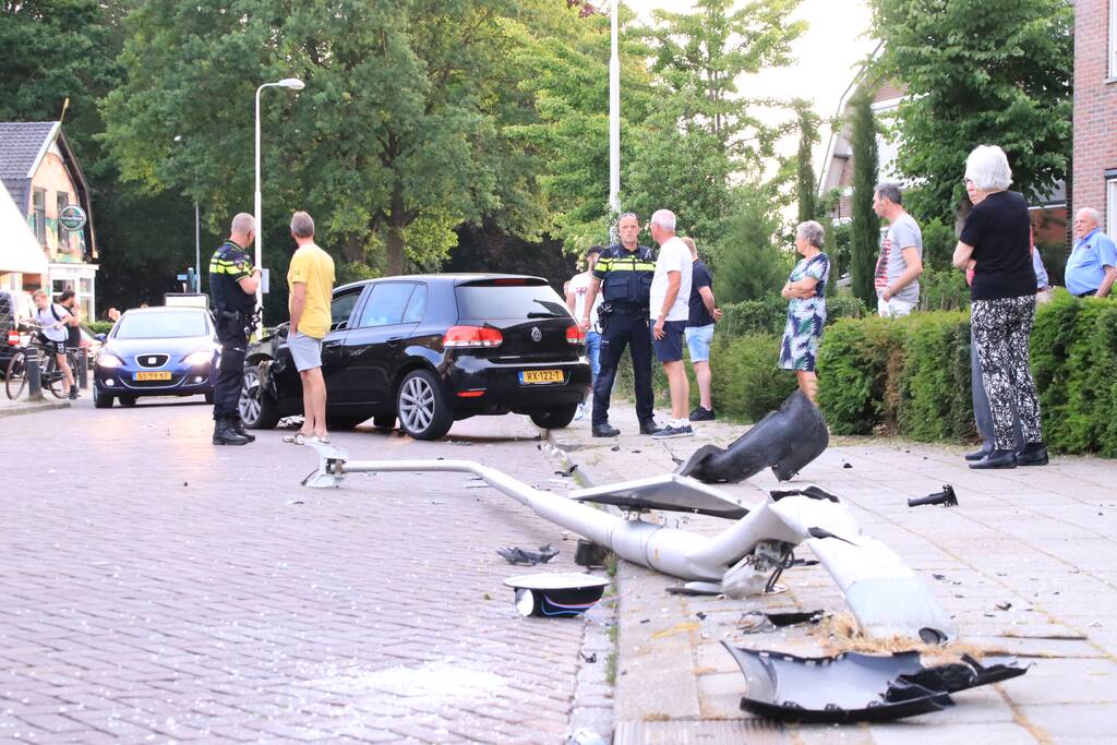 Automobilist rijdt lantaarnpaal uit de grond