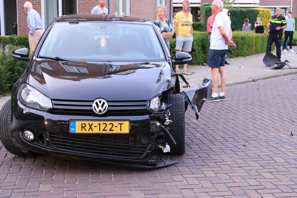 Automobilist rijdt lantaarnpaal uit de grond