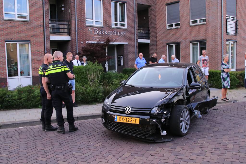 Automobilist rijdt lantaarnpaal uit de grond
