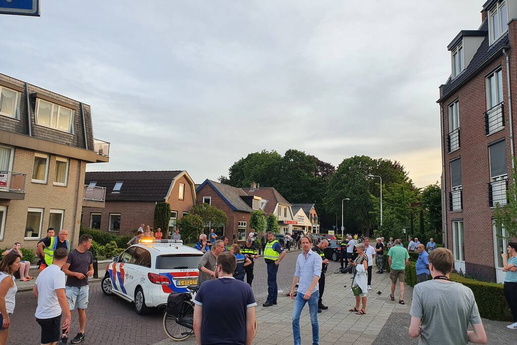 Automobilist rijdt lantaarnpaal uit de grond