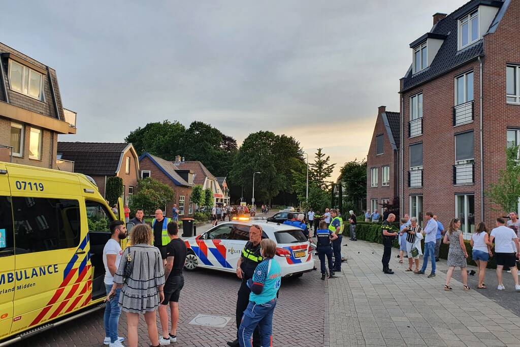 Automobilist rijdt lantaarnpaal uit de grond