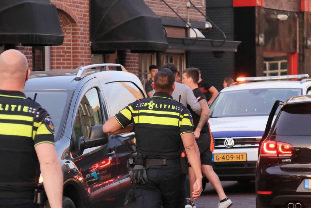 Automobilist rijdt lantaarnpaal uit de grond