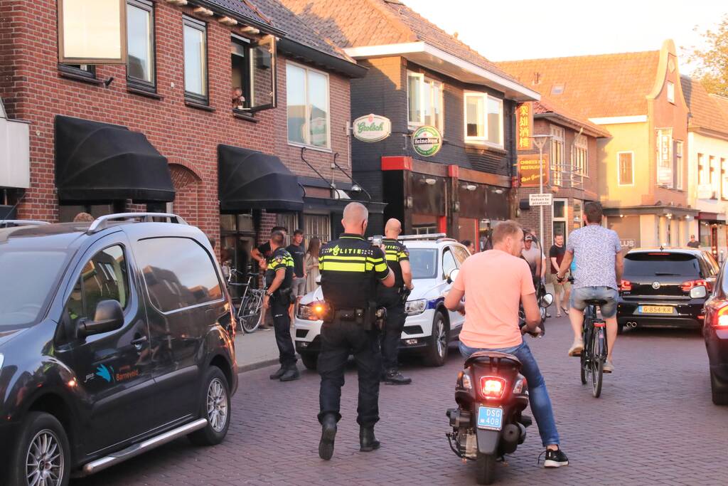 Automobilist rijdt lantaarnpaal uit de grond