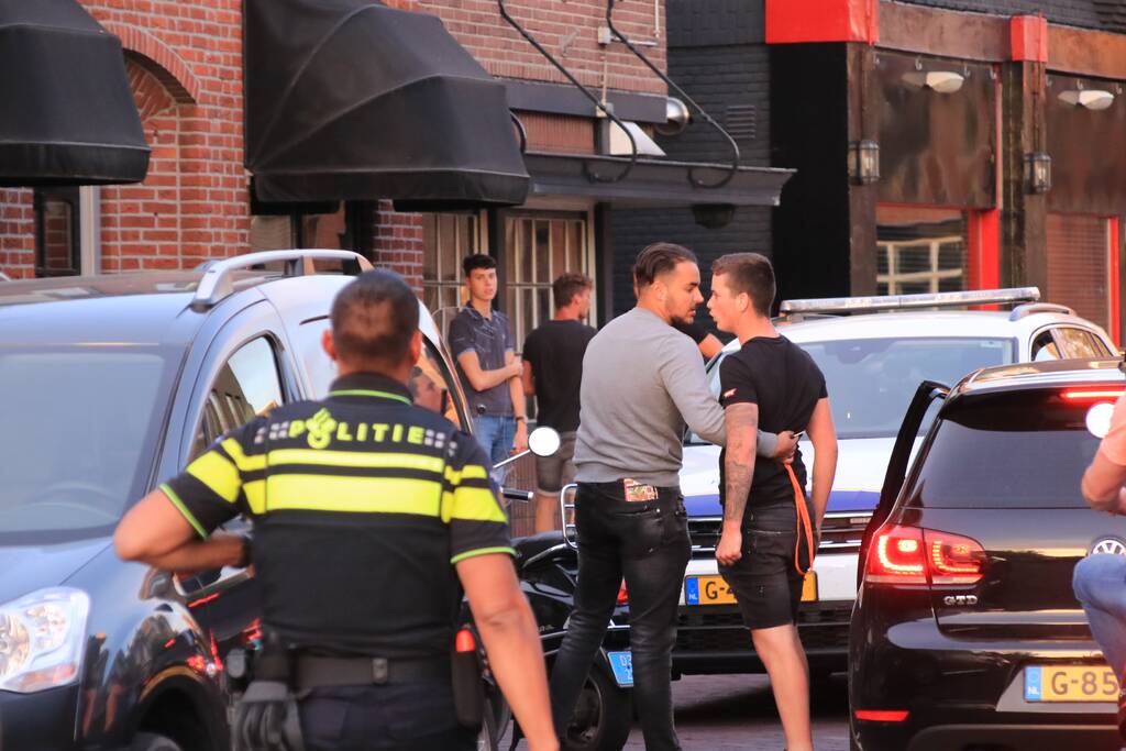 Automobilist rijdt lantaarnpaal uit de grond