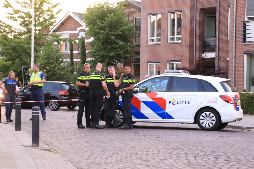 Automobilist rijdt lantaarnpaal uit de grond